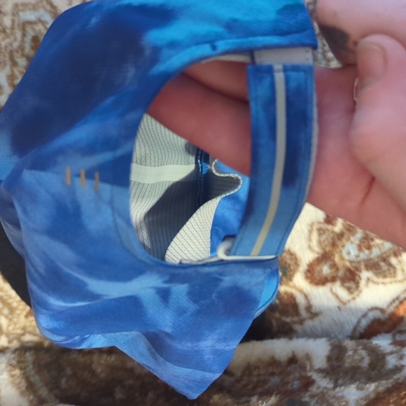 Lululemon Blue tye dye Hat 88% polyester very light and like new worn once💥 - Picture 3 of 5